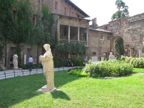 5. Courtyard of the "Teatro Olimpico"